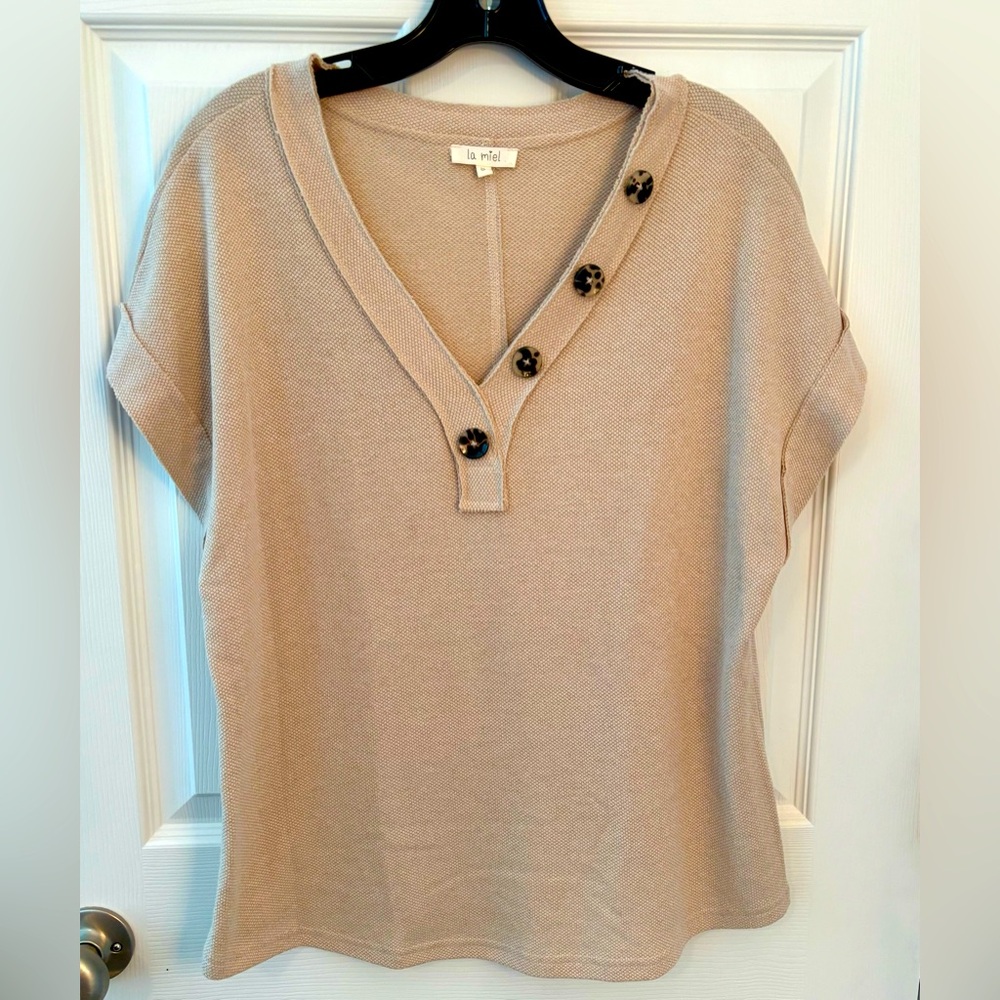 La Miel Cream V-Neck Buttoned Top Size S